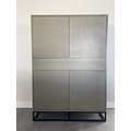 123kast  Vakkenkast/meidenkast Piana - 112x42x144H cm - op stalen zwarte poten - 1 push to open lade - 4 push to open deuren