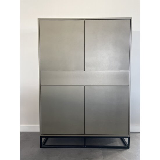 123kast  Vakkenkast/meidenkast Piana - 112x42x144H cm - op stalen zwarte poten - 1 push to open lade - 4 push to open deuren