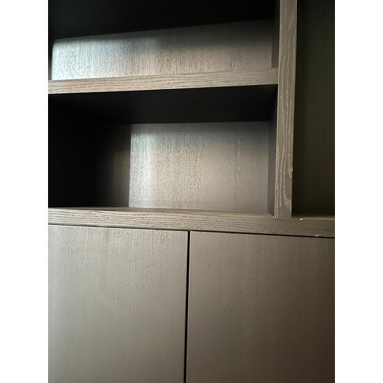 123kast  Showmodel vakkenkast Formentera - 200x35x235H cm - RAL 9005 zwart eiken
