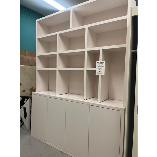 123kast  Showmodel vakkenkast Kingbridge -  200x35/45x262(H) cm - onderkast 100cm hoog - NCS S 0505-R