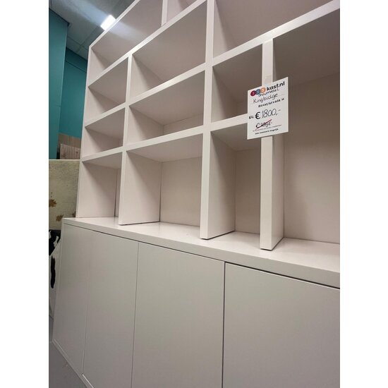 123kast  Showmodel vakkenkast Kingbridge -  200x35/45x262(H) cm - onderkast 100cm hoog - NCS S 0505-R