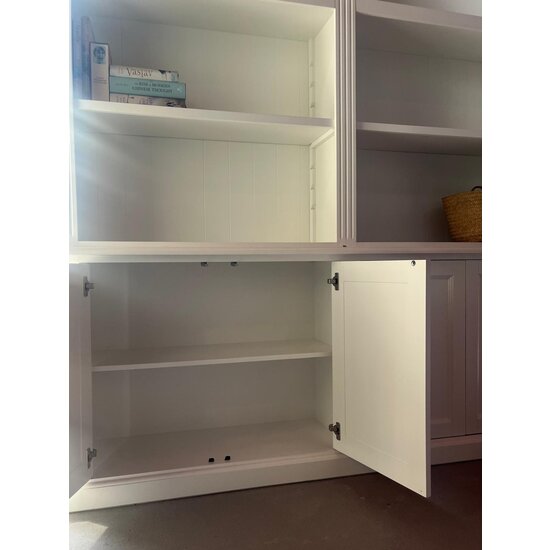 123kast  Showmodel boekenkast Private Library aangepast - 300x43x260(H) cm - RAL 9016 - push to open deuren