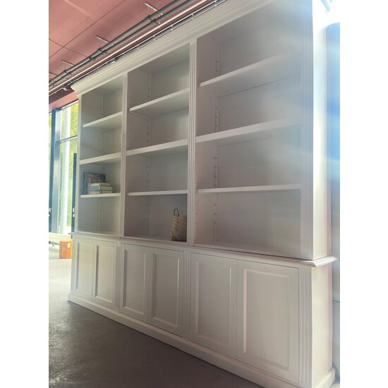 123kast  Showmodel boekenkast Private Library aangepast - 300x43x260(H) cm - RAL 9016 - push to open deuren