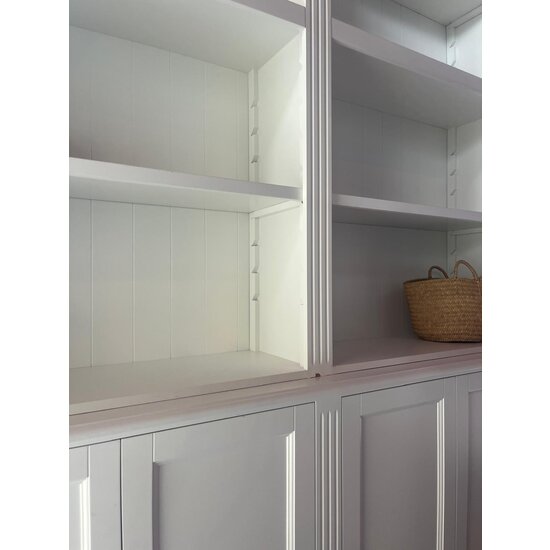 123kast  Showmodel boekenkast Private Library aangepast - 300x43x260(H) cm - RAL 9016 - push to open deuren