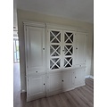 123kast  Buffetkast San Marino - 220x50x215H cm - open vakken - 2 vitrine scharnierdeuren met kruisen - 2 soft close lades - 4 dichte scharnierdeuren