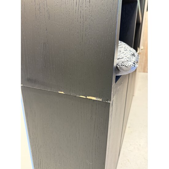 123kast  Showmodel vakkenkast Formentera - 200x35x235H cm - RAL 9005 zwart eiken