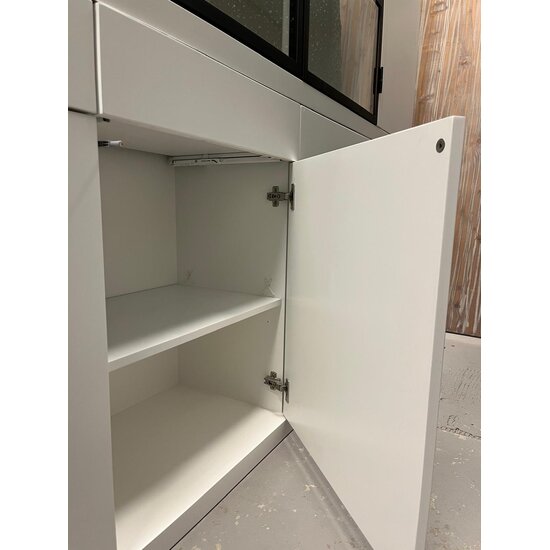 123kast  Showmodel Vitrinekast Milazzo - 240x40x250H cm - stalen deuren - ral 9010