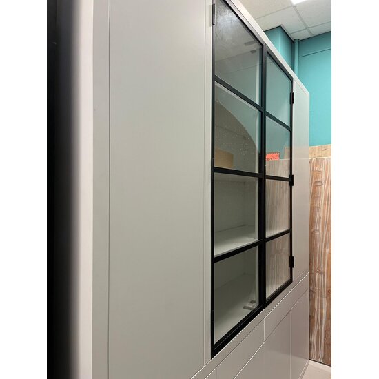 123kast  Showmodel Vitrinekast Milazzo - 240x40x250H cm - stalen deuren - ral 9010