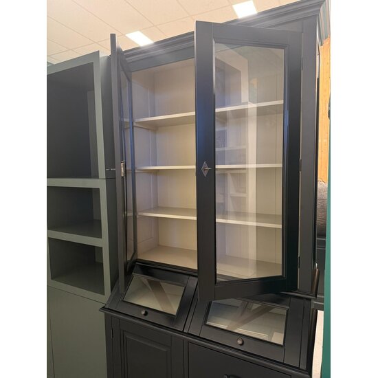 123kast  Showmodel Grutterskast Porto Marie - 110x52x220H cm - RAL 9011 buiten - Leem binnen - 3 scharnierdeuren - 2 kleppen - 3 soft close lades