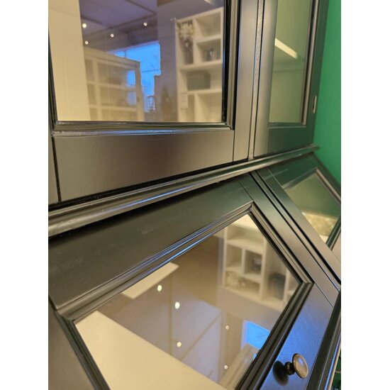 123kast  Showmodel Grutterskast Porto Marie - 110x52x220H cm - RAL 9011 buiten - Leem binnen - 3 scharnierdeuren - 2 kleppen - 3 soft close lades