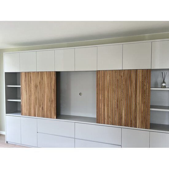 123kast  Cinewall Winterberg - 400x40x240H cm - cinewall - tv vak - met schuifdeuren - 12 push to open deuren - 4 greeploze soft close lades - strak design - demontabel - 3cm plankdikte