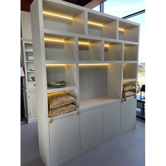 123kast  Cinewall - 220x40x240H cm - strak design - 4 push to open deuren - open vakken - cinewall - met tv kabel gat - greeploze deuren - 5cm plank dikte