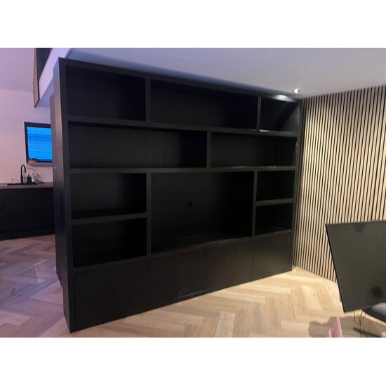 123kast  Cinewall Milaan - 300x40x240H cm - 1 tv paneel - strak design  - 4 push to open deuren - open tv vak