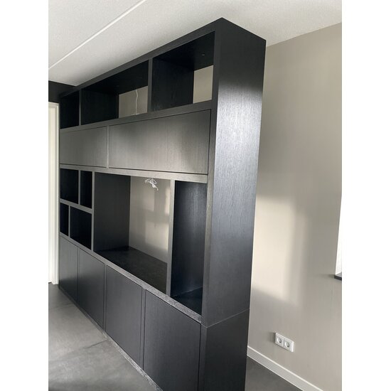 123kast  Cinewall Girona - 275x40x240H cm - open vakken in bovenkast en 2 klepdeuren - 4 greeploze deuren in onderkast - cinewall - tv vak