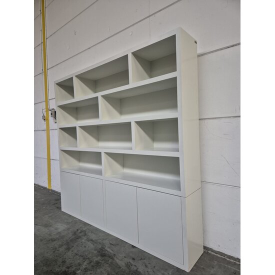 123kast  Showmodel Vakkenkast Londen 02 - 250x40x240H cm - strak design - 4 greeploze deuren - push to open deuren - open vakken - 5cm plank dikte