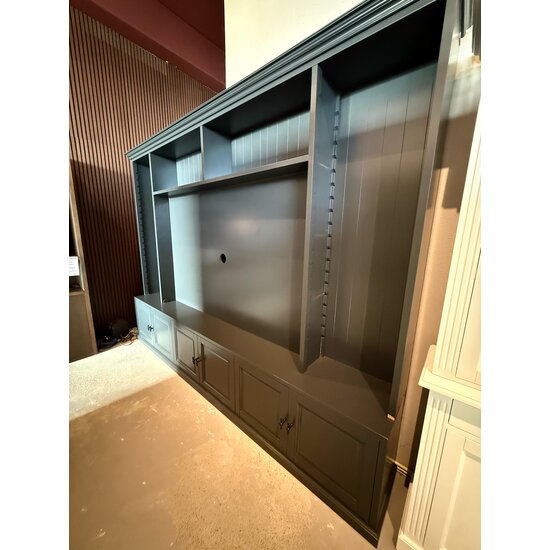 123kast Showmodel Tv boekenkast Calgary - 330x35/45x245H cm -  open vakken - scharnier deurtjes