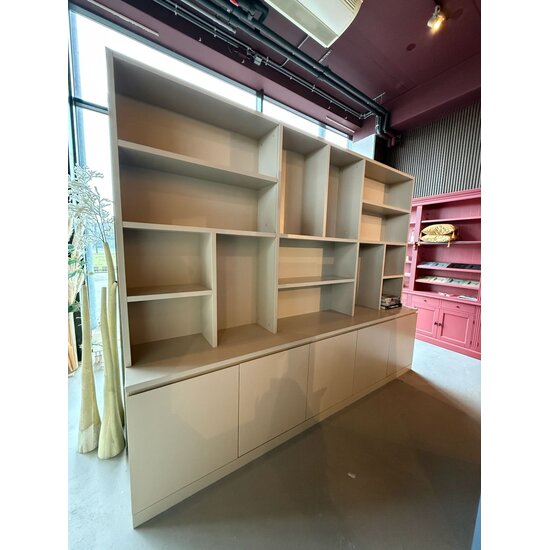 123kast Showmodel Vakkenkast Sineu - 300x30/50x240H cm - ondiepere bovenkast - strak design - 5 greeploze deuren - open vakken - 3cm plank dikte