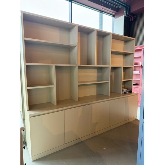 123kast Showmodel Vakkenkast Sineu - 300x30/50x240H cm - ondiepere bovenkast - strak design - 5 greeploze deuren - open vakken - 3cm plank dikte