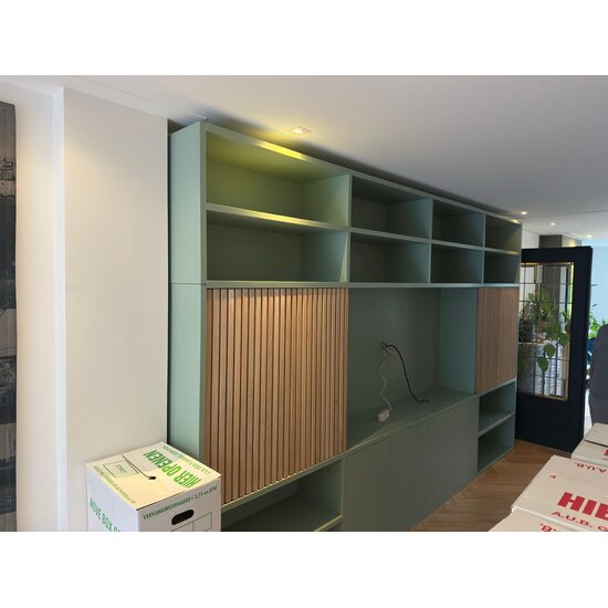 123kast  TV-vakkenkast Winterberg 04 - 400x40x250H cm - cinewall - tv vak - met schuifdeuren - open vakken - push to open deuren - strak design