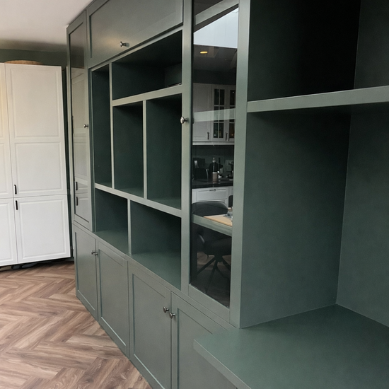 123kast  Vakkenkast / Bureau Luxemburg - 400x50/70x250H cm - vakkenkast met inbouw bureau - met vitrinedeuren - met dichte klepdeuren -