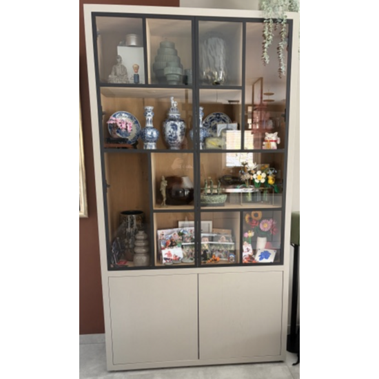123kast Maatwerk Gitaarkast - 100x45x230H cm  - 4cm framedikte - push to open deurtjes en lades - Frame vitrine deuren 2,5 cm - 2 lades bovenkast - Gleuven voor ventilatiemogelijkheden - Onderkast 84cm hoog - 2 uitschuifbare planken (40 cm diep) met tussenplank -