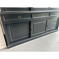 123kast Showmodel buffetkast Miami Beach - 200x53x218H cm - 2 vitrine schuifdeuren - 2 lades - 2 dichte schuifdeuren - glazen zijkanten - RAL 7021