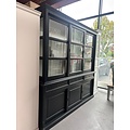 123kast Showmodel buffetkast Miami Beach - 200x53x218H cm - 2 vitrine schuifdeuren - 2 lades - 2 dichte schuifdeuren - glazen zijkanten - RAL 7021