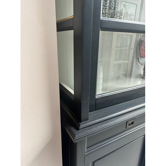 123kast Showmodel buffetkast Miami Beach - 200x53x218H cm - 2 vitrine schuifdeuren - 2 lades - 2 dichte schuifdeuren - glazen zijkanten - RAL 7021