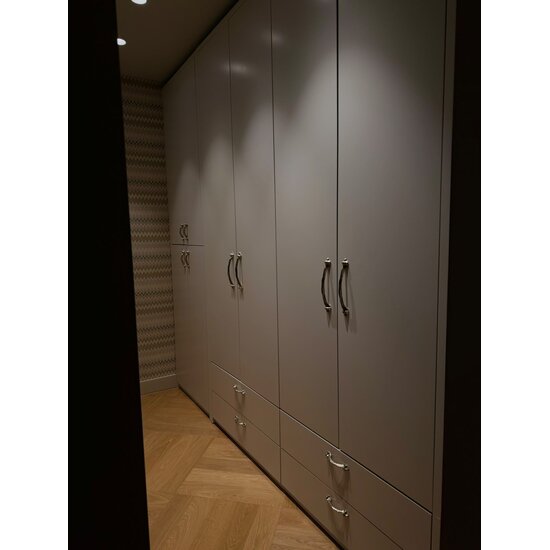 123kast Kledingkast Kiso - 200x60x240H cm - 3 cm frame dikte - 4 lades - 4 glazen deuren - 4 kleding roedes