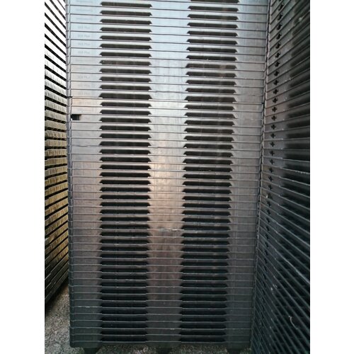 Palete de plástico 1200x1000x130mm - Formato industrial - 9 tacos - topo perfurado - Usado