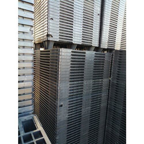 Palete de plástico 1200x1000x130mm - Formato industrial - 9 tacos - topo perfurado - Usado