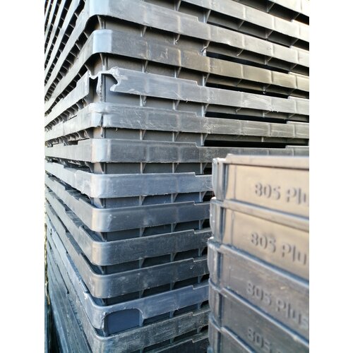Palete de plástico 1200x1000x130mm - Formato industrial - 9 tacos - topo perfurado - Usado