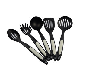 Merkloos Volledige Keukengerei Assortiment - Zwarte Kunststof Keukenhulpen - Vaatwasmachinebestendig - 32 x 3 x 32 Cm - Gewicht: 1.50 Kg - 5 Stuks Merkloos Volledige Keukengerei Assortiment - Zwarte Kunststof Keukenhulpen - Vaatwasmachinebestendig - 32 x 3 x 32 Cm - Gewicht: 1.50 Kg - 5 Stuks
