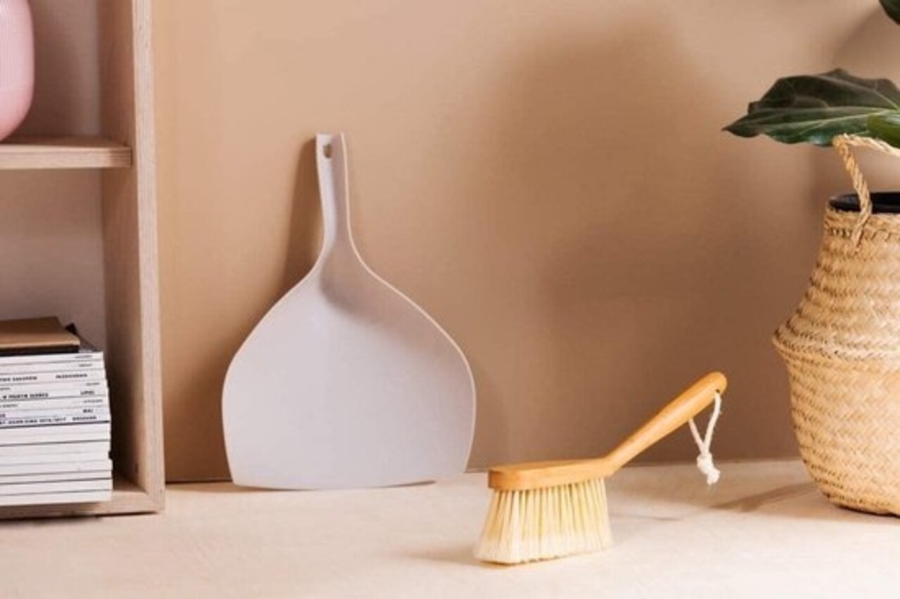 Merkloos Luxury Set Bamboo Dustpan and Tin | bamboo sweeper Sustainable beige 37x25cm| Dishwashing brush - kitchen brush - round handle 10xØ7cm 80gr