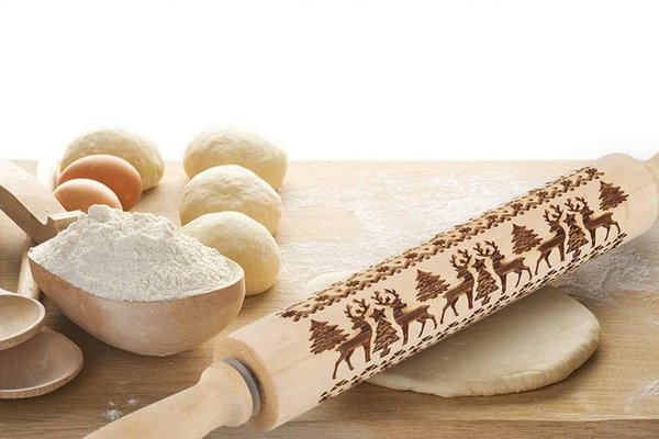 Discountershop Deegroller van hout voor kerstkoekjes | Gegraveerde Deegroller |kerstgebak| Uitsteekvormpjes |koekvormpjes| Koekjes | Koek | Discountershop Deegroller van hout voor kerstkoekjes | Gegraveerde Deegroller |kerstgebak| Uitsteekvormpjes |koekvormpjes| Koekjes | Koek |