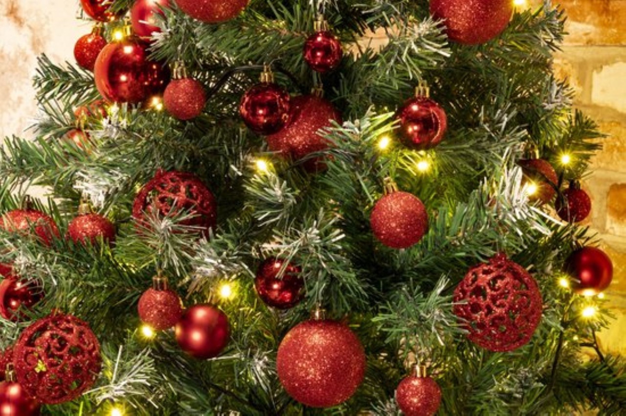 Discountershop Zilverspar Kunstkerstboom - 120 cm - 280 toppen met sneeuw Discountershop Zilverspar Kunstkerstboom - 120 cm - 280 toppen met sneeuw