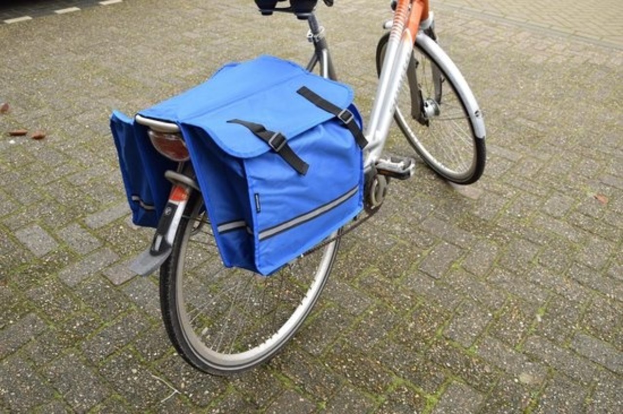 Merkloos Dubbele Fietstas waterdicht met reflecterende strepen voor extra veiligheid- Fietstas blauw 36x30x12cm Merkloos Dubbele Fietstas waterdicht met reflecterende strepen voor extra veiligheid- Fietstas blauw 36x30x12cm