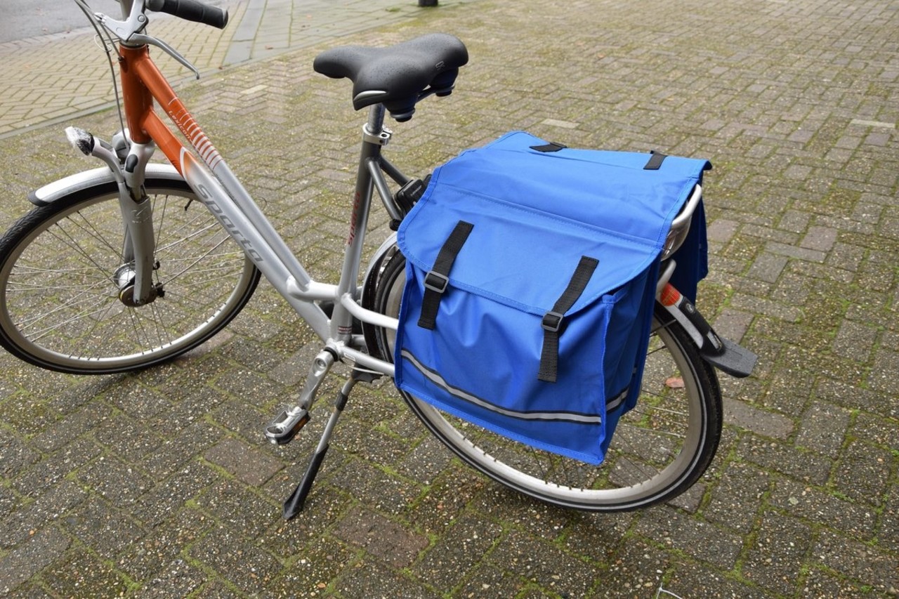 Merkloos Dubbele Fietstas waterdicht met reflecterende strepen voor extra veiligheid- Fietstas blauw 36x30x12cm Merkloos Dubbele Fietstas waterdicht met reflecterende strepen voor extra veiligheid- Fietstas blauw 36x30x12cm