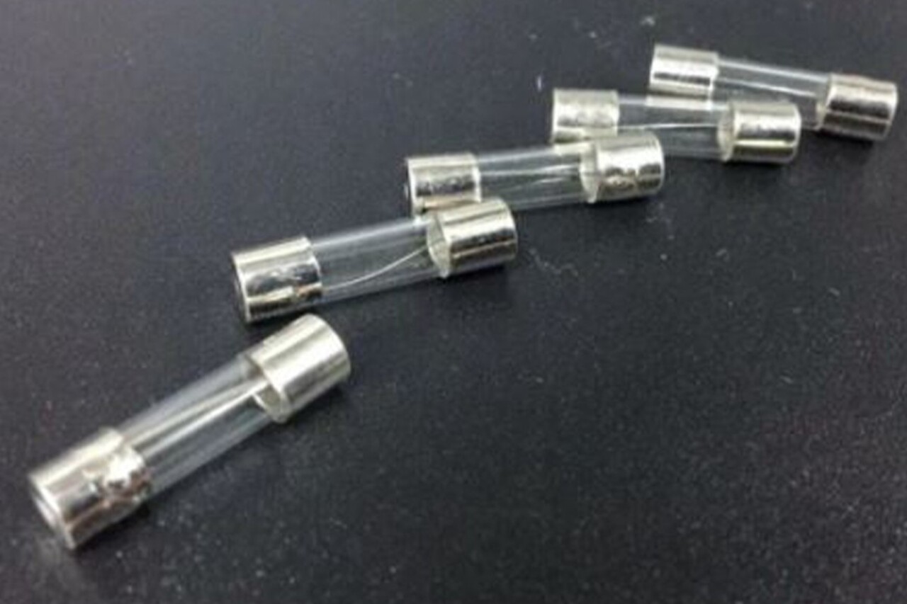 Dunlop Glass fuse set 20 pieces with different amps - Car accessories - 20 pieces -5,10,15,20,25A - Auto accessories 20 pieces Dunlop Glass fuse set 20 pieces with different amps - Car accessories - 20 pieces -5,10,15,20,25A - Auto accessories 20 pieces