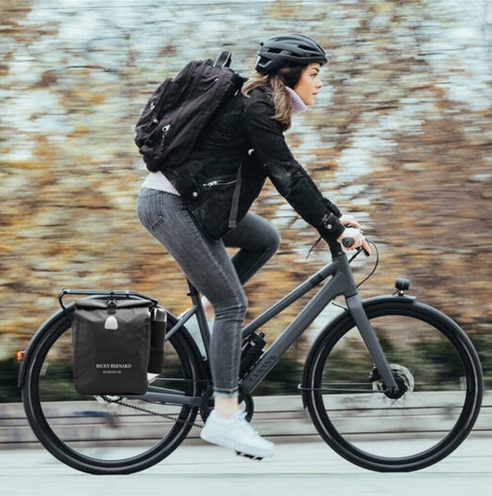 Bicky Bernard  Enkele Fietstas | Rugzak | Oersterk 100% Waterdicht | Fietstas, Schoudertas in 1 | 21 Liter Enkele fietstas 21 Litre - fietstas schoudertas - schoudertas fietstas - Fietstas enkel 21 Litre - Fietstas enkel zwart Bicky Bernard  Enkele Fietstas | Rugzak | Oersterk 100% Waterdicht | Fietstas, Schoudertas in 1 | 21 Liter Enkele fietstas 21 Litre - fietstas schoudertas - schoudertas fietstas - Fietstas enkel 21 Litre - Fietstas enkel zwart