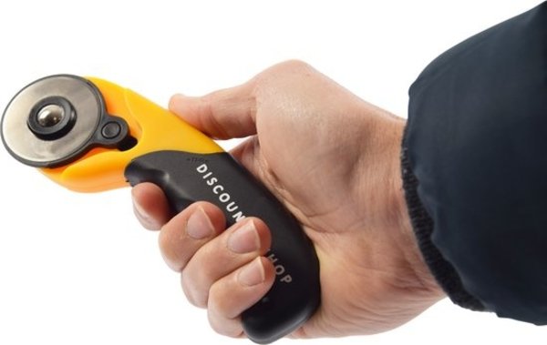 Discountershop Rolmes met 3 stuks Reservemes Rolmes 45 Mm Staal – Stofschaar – Stof Snijder Roller – Rolmes 45 mm – Comfort – Rolmes stof – Naaien – Naaiset – Rolmes Voor Stof – Rolmessen – Snijmes – Met veiligheidssluiting - RVS Discountershop Rolmes met 3 stuks Reservemes Rolmes 45 Mm Staal – Stofschaar – Stof Snijder Roller – Rolmes 45 mm – Comfort – Rolmes stof – Naaien – Naaiset – Rolmes Voor Stof – Rolmessen – Snijmes – Met veiligheidssluiting - RVS