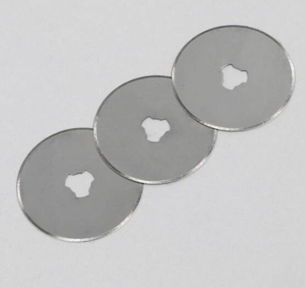 Discountershop Rolmes met 3 stuks Reservemes Rolmes 45 Mm Staal – Stofschaar – Stof Snijder Roller – Rolmes 45 mm – Comfort – Rolmes stof – Naaien – Naaiset – Rolmes Voor Stof – Rolmessen – Snijmes – Met veiligheidssluiting - RVS Discountershop Rolmes met 3 stuks Reservemes Rolmes 45 Mm Staal – Stofschaar – Stof Snijder Roller – Rolmes 45 mm – Comfort – Rolmes stof – Naaien – Naaiset – Rolmes Voor Stof – Rolmessen – Snijmes – Met veiligheidssluiting - RVS