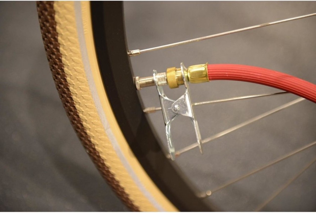 Merkloos Voetpomp met plank Klassieke FIETSPOMP MET PLANK -Verbeterde kwaliteit - Plank en Slang Merkloos Voetpomp met plank Klassieke FIETSPOMP MET PLANK -Verbeterde kwaliteit - Plank en Slang