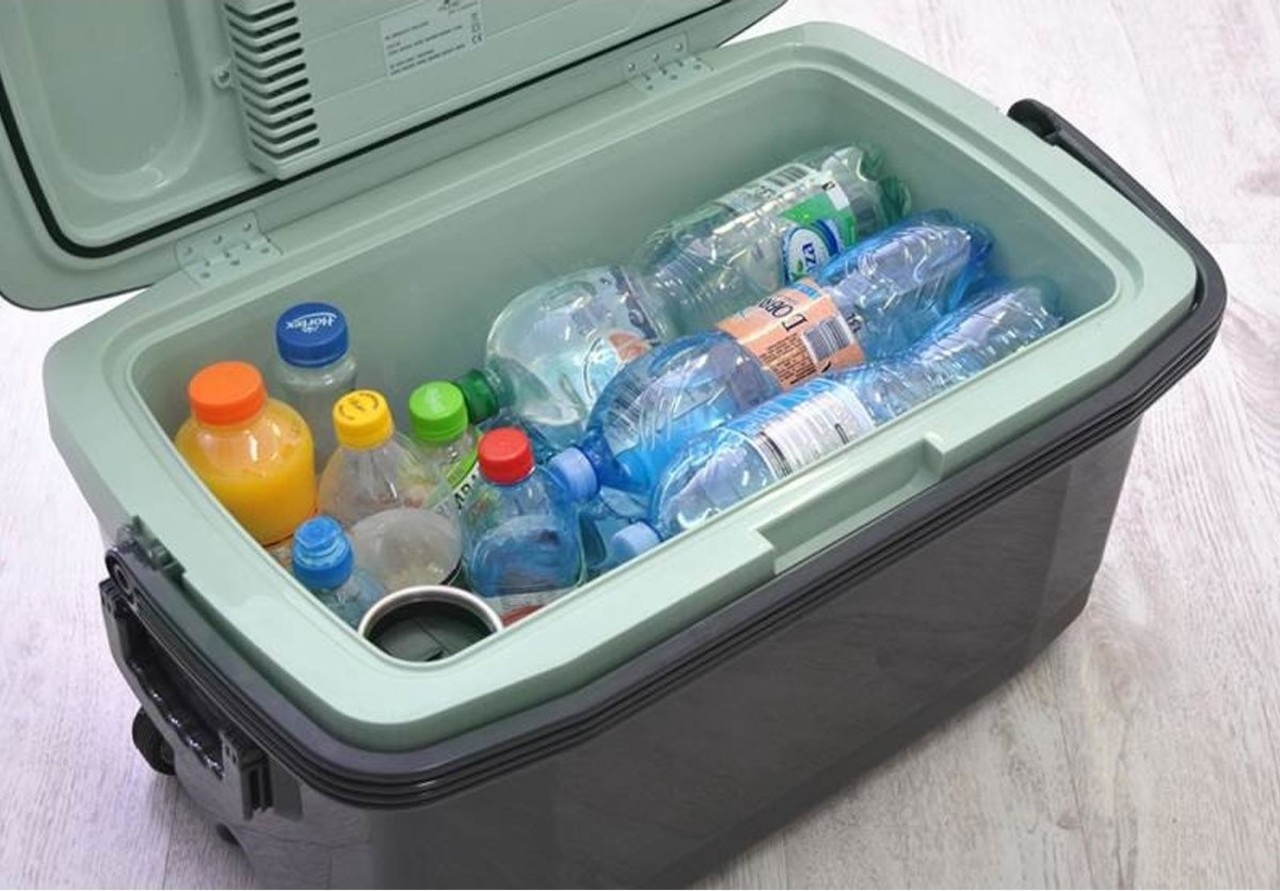 Discountershop Cool box 45 liters 12V/240V - Electric Cool box - 45L - AC/DC with handle and wheels - 12V/240V - Grey-green Cools and heats, so also useful if you want to keep food warm. Discountershop Cool box 45 liters 12V/240V - Electric Cool box - 45L - AC/DC with handle and wheels - 12V/240V - Grey-green Cools and heats, so also useful if you want to keep food warm.