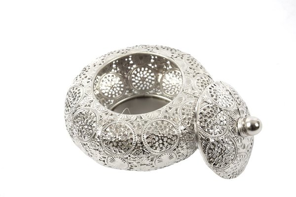 Discountershop Oosterse Metalen Sieradendoos zilver rond | Juwelendoosje | bewaarblik | Juwelenkistje | Sieradenkistje | Kaarsenhouder | Sieradendoos metaal 16X13CM Discountershop Oosterse Metalen Sieradendoos zilver rond | Juwelendoosje | bewaarblik | Juwelenkistje | Sieradenkistje | Kaarsenhouder | Sieradendoos metaal 16X13CM