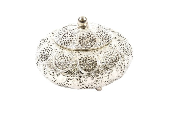 Discountershop Oosterse Metalen Sieradendoos zilver rond | Juwelendoosje | bewaarblik | Juwelenkistje | Sieradenkistje | Kaarsenhouder | Sieradendoos metaal 16X13CM Discountershop Oosterse Metalen Sieradendoos zilver rond | Juwelendoosje | bewaarblik | Juwelenkistje | Sieradenkistje | Kaarsenhouder | Sieradendoos metaal 16X13CM