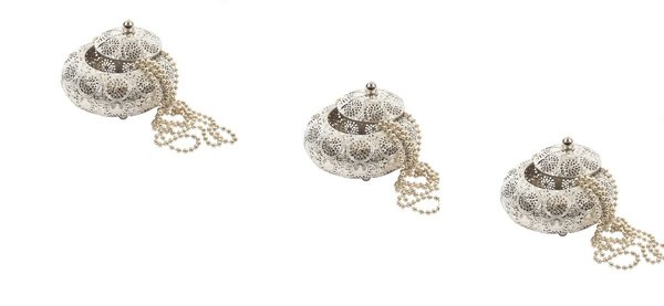 Discountershop Oosterse Metalen Sieradendoos zilver rond | Juwelendoosje | bewaarblik | Juwelenkistje | Sieradenkistje | Kaarsenhouder | Sieradendoos metaal 16X13CM Discountershop Oosterse Metalen Sieradendoos zilver rond | Juwelendoosje | bewaarblik | Juwelenkistje | Sieradenkistje | Kaarsenhouder | Sieradendoos metaal 16X13CM