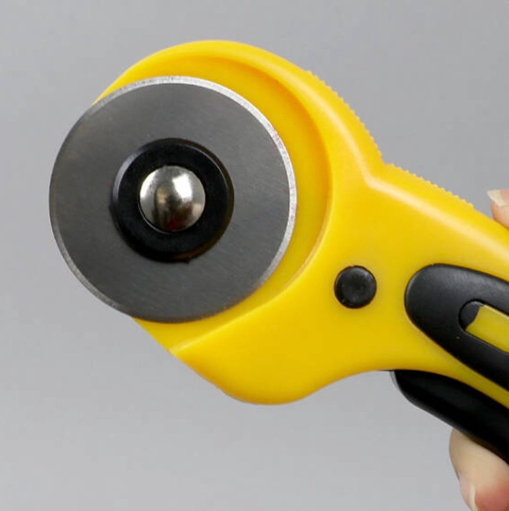 Discountershop Professionele Rolmes met veiligheidssluiting -Rolmes voor Stof, Leer, Papier, Karton, Vezel - Snijmes – Rolmessen – Rolmes 45 mm Discountershop Professionele Rolmes met veiligheidssluiting -Rolmes voor Stof, Leer, Papier, Karton, Vezel - Snijmes – Rolmessen – Rolmes 45 mm