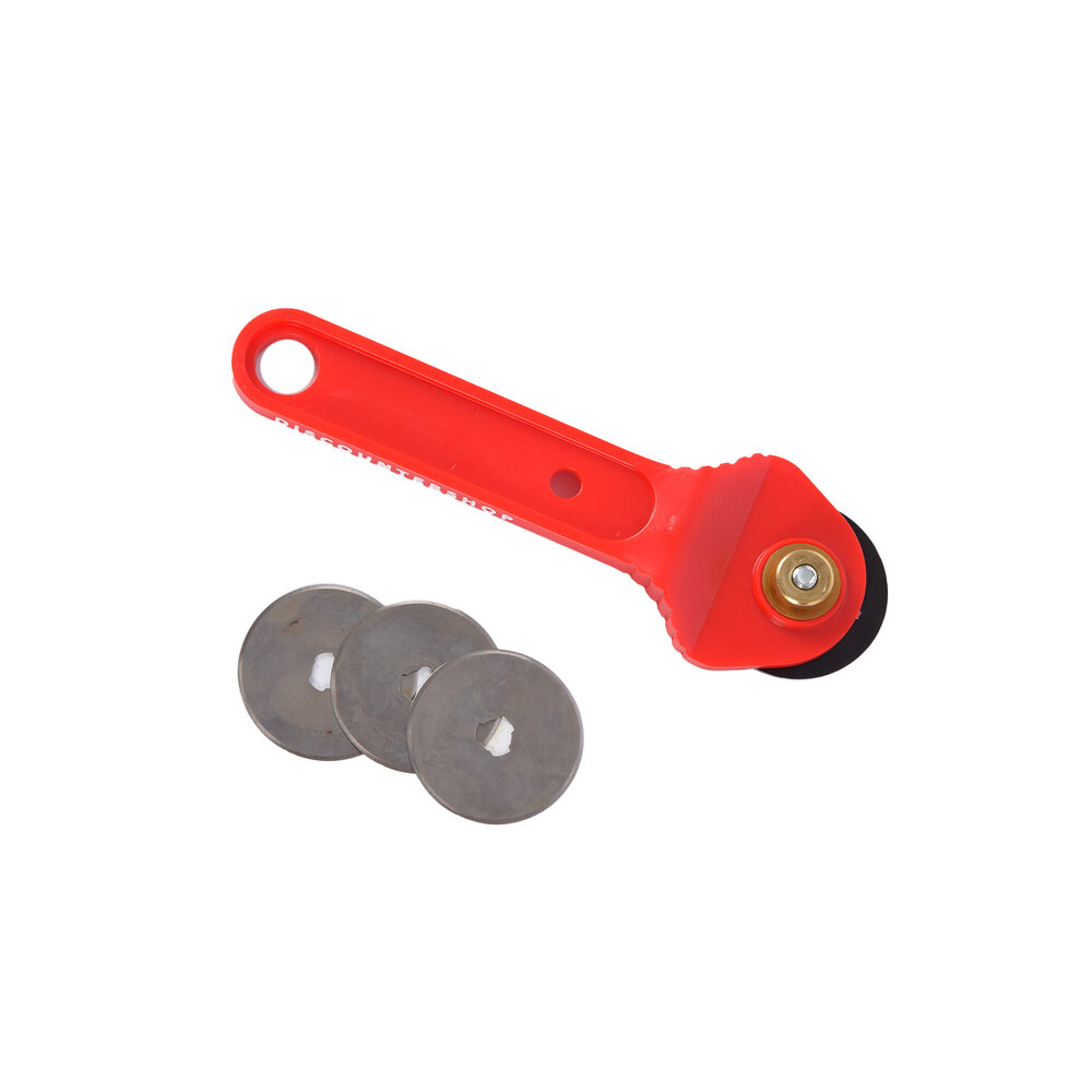 Discountershop Rolmes | Rotary Knife |  Snijmes | Rolmes | Messenrol | Roterende Snijder Set | 71 gram | Rood |  Rolmes met Messen | RVS Messen – 3 stuks | 45cm*18cm*1.8cm Discountershop Rolmes | Rotary Knife |  Snijmes | Rolmes | Messenrol | Roterende Snijder Set | 71 gram | Rood |  Rolmes met Messen | RVS Messen – 3 stuks | 45cm*18cm*1.8cm