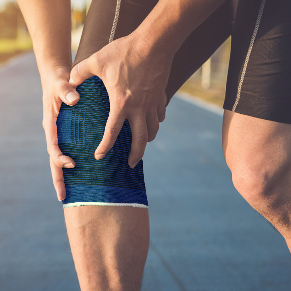 Discountershop Elastic Knee Bandage in Blue | Knee brace to support injuries, osteoarthritis and meniscus problems | 45gm, 13cm x 22.5cm Discountershop Elastic Knee Bandage in Blue | Knee brace to support injuries, osteoarthritis and meniscus problems | 45gm, 13cm x 22.5cm